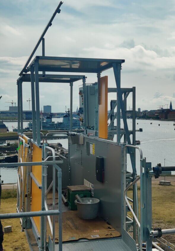 Materialeplatfrom under montage med smukke København som baggrund.
